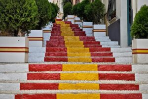 Escaleras pintadas con la bandera de España simbolizando el proceso de regularización de extranjeros 2026